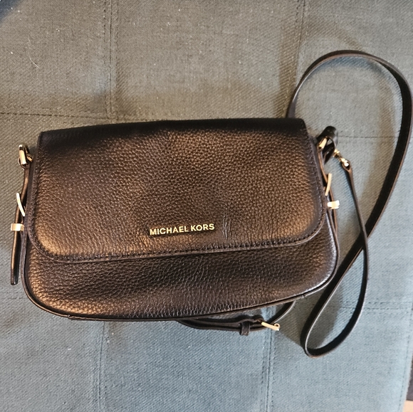 Michael Kors Handbags - New Michael Kors Black Pebbled Leather Crossbody with Gold Logo